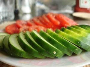 Sliced_cucumbers_and_tomatoes